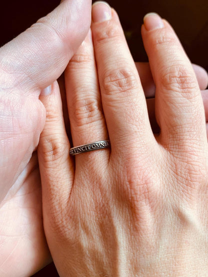 Thin Amor Vincit Omnia sterling silver ring